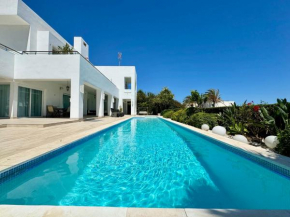 HERMOSA VILLA en MARBELLA,100 m playa, vistas al mar, piscina privada